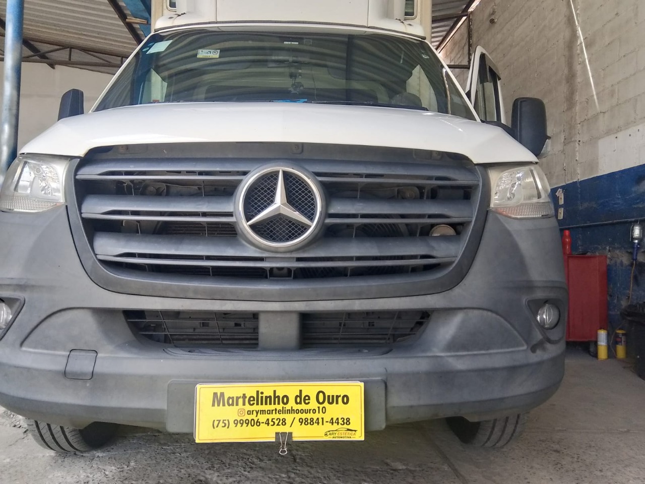 Frente de veículo Mercedes na oficina